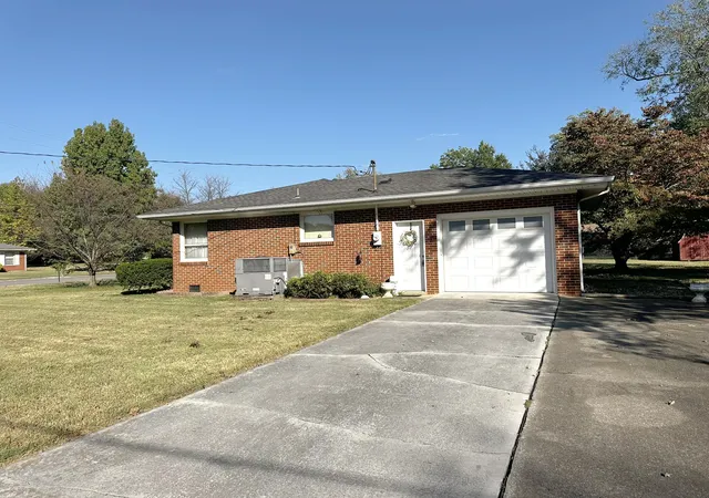 Photo 4 of Single family home for sale at 1015 Greenhill St, Murfreesboro, TN 37129 | MLS# 3620059 | Listing updated on 2026-10-13