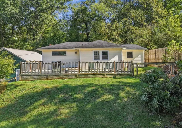 Photo 1 of Single family home for sale at 523 Hedgewood Dr, Chattanooga, TN 37405 | MLS# 3619746 | Listing updated on 2026-10-29