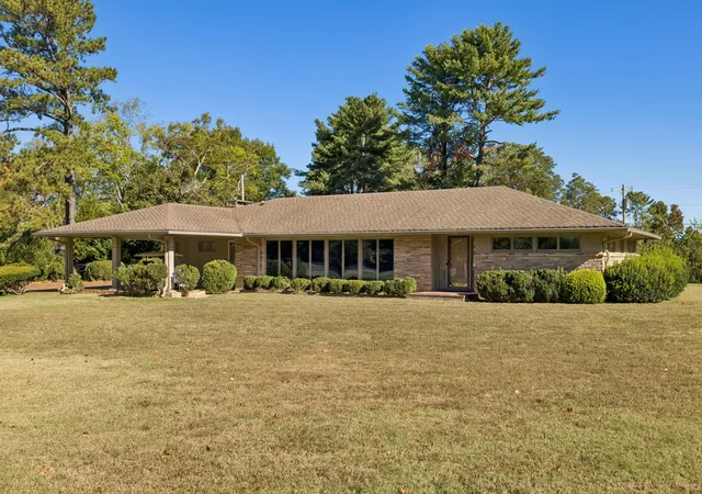 Photo 1 of Single family home for sale at 1111 Manor Rd, Columbia, TN 38401 | MLS# 3623946 | Listing updated on 2026-10-22
