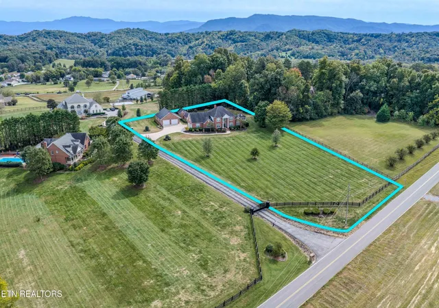 Photo 3 of Single family home for sale at 2425 Mccleary Rd, Sevierville, TN 37876 | MLS# 3620162 | Listing updated on 2026-10-31