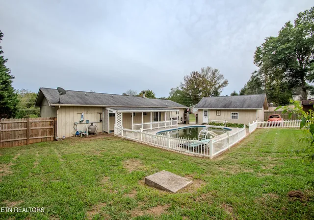 Single family home for sale at 1194 Rawhide Tr, Lenoir City, TN 37772 | MLS# 3620263