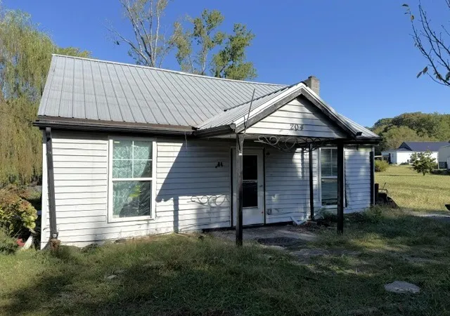 Photo 2 of Single family home for sale at 204 Walker St, Mc Minnville, TN 37110 | MLS# 3620417 | Listing updated on 2026-10-14