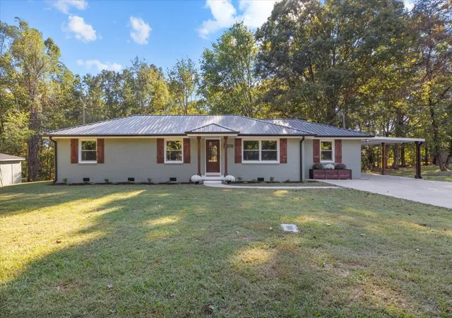 Photo 1 of Single family home for sale at 370 Wolfe Blvd, Erin, TN 37061 | MLS# 3620682 | Listing updated on 2026-10-15