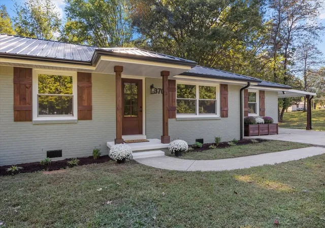 Photo 2 of Single family home for sale at 370 Wolfe Blvd, Erin, TN 37061 | MLS# 3620682 | Listing updated on 2026-10-15