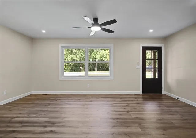 Photo 4 of Single family home for sale at 370 Wolfe Blvd, Erin, TN 37061 | MLS# 3620682 | Listing updated on 2026-10-15