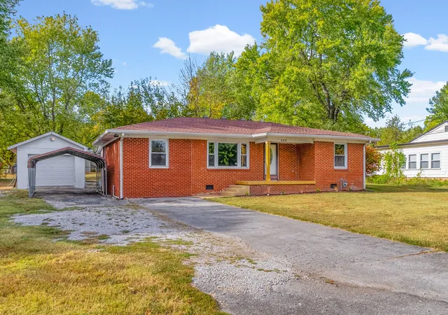 Photo 2 of Single family home for sale at 614 Sanderson Dr, Hopkinsville, KY 42240 | MLS# 3620475 | Listing updated on 2026-10-14