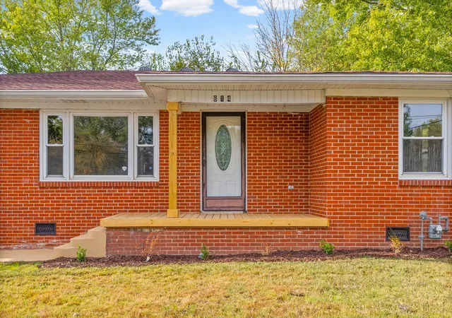 Photo 3 of Single family home for sale at 614 Sanderson Dr, Hopkinsville, KY 42240 | MLS# 3620475 | Listing updated on 2026-10-14