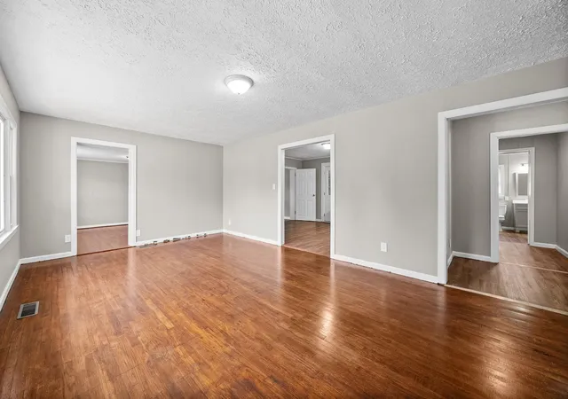 Photo 4 of Single family home for sale at 614 Sanderson Dr, Hopkinsville, KY 42240 | MLS# 3620475 | Listing updated on 2026-10-14