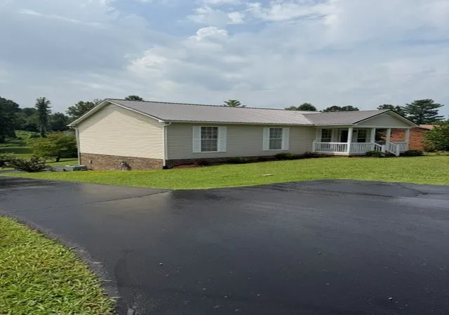 Photo 1 of Single family home for sale at 208 Valley St, Sparta, TN 38583 | MLS# 3620530 | Listing updated on 2026-10-14