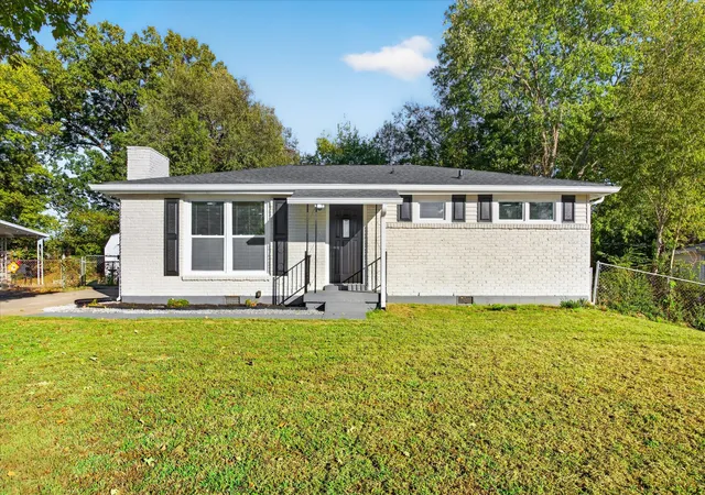 Photo 1 of Single family home for sale at 819 Country Clb Dr, Clarksville, TN 37043 | MLS# 3622152 | Listing updated on 2026-10-29