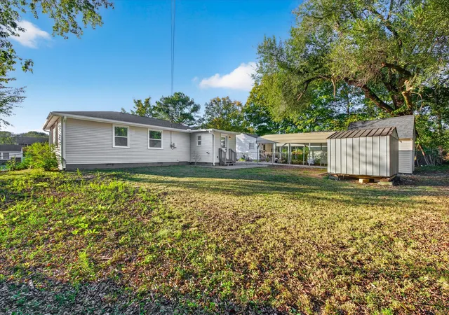 Photo 3 of Single family home for sale at 819 Country Clb Dr, Clarksville, TN 37043 | MLS# 3622152 | Listing updated on 2026-10-29