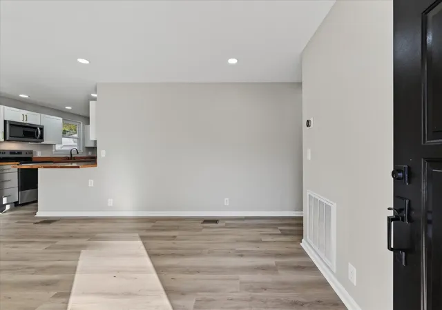 Photo 4 of Single family home for sale at 819 Country Clb Dr, Clarksville, TN 37043 | MLS# 3622152 | Listing updated on 2026-10-29