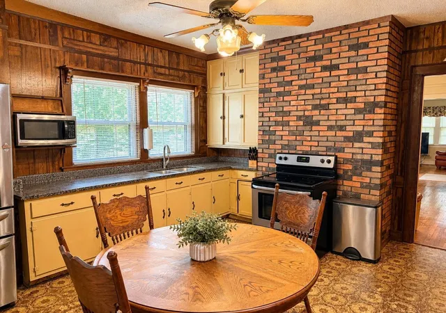 Photo 2 of Single family home for sale at 525 Hedgewood Dr, Chattanooga, TN 37405 | MLS# 3621049 | Listing updated on 2026-10-16