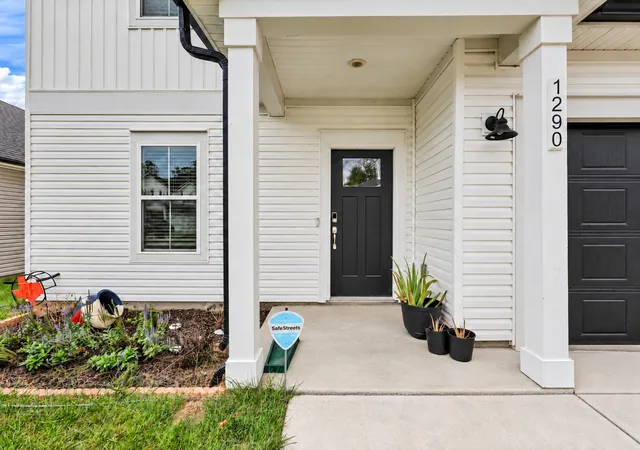 Photo 2 of Single family home for sale at 1290 Bluffton Cir, Clarksville, TN 37043 | MLS# 3621100 | Listing updated on 2026-10-15