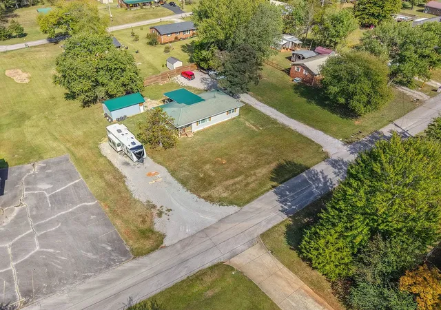 Photo 3 of Single family home for sale at 318 Susanne St, Lawrenceburg, TN 38464 | MLS# 3622747 | Listing updated on 2026-10-20