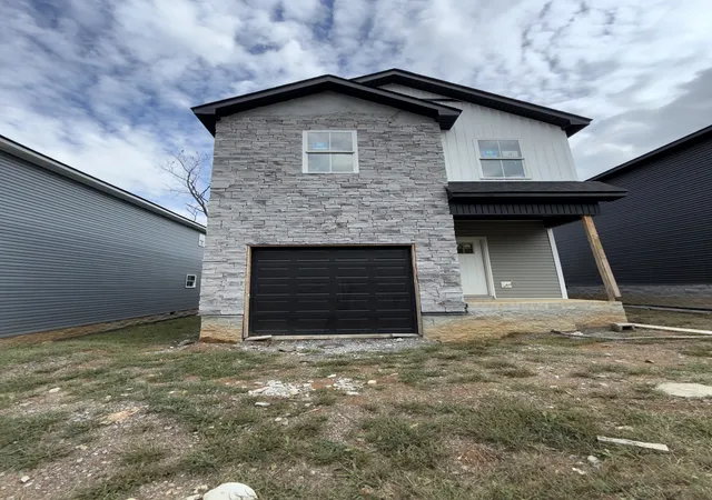 Photo 1 of Single family home for sale at 819 Gracey Ave, Clarksville, TN 37040 | MLS# 3621350 | Listing updated on 2026-10-16