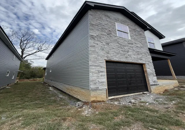 Photo 2 of Single family home for sale at 819 Gracey Ave, Clarksville, TN 37040 | MLS# 3621350 | Listing updated on 2026-10-16