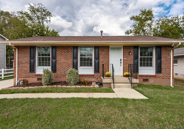 Single family home for sale at 111 Cole Dr, Hendersonville, TN 37075 | MLS# 3621371