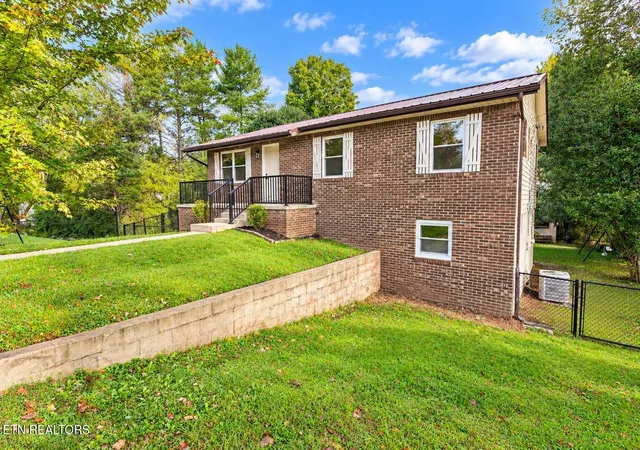Photo 1 of Single family home for sale at 4403 Mace Ln, Knoxville, TN 37938 | MLS# 3621399 | Listing updated on 2026-10-16