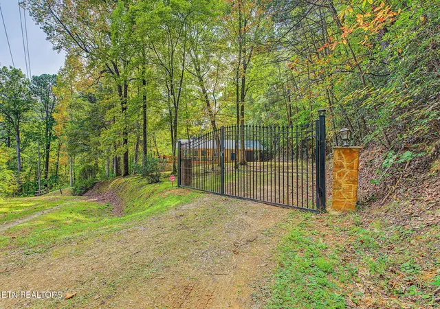 Photo 1 of Single family home for sale at 4222 Fox Hunters Ln, Sevierville, TN 37876 | MLS# 3621476 | Listing updated on 2026-10-16
