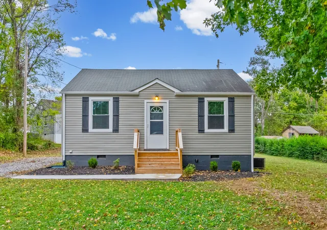 Photo 1 of Single family home for sale at 303 Park Ln, Clarksville, TN 37042 | MLS# 3622116 | Listing updated on 2026-10-20