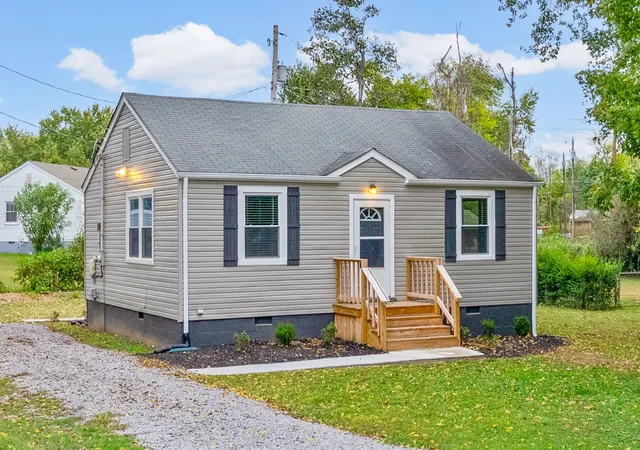 Photo 1 of Single family home for sale at 303 Park Ln, Clarksville, TN 37042 | MLS# 3622116 | Listing updated on 2026-10-20