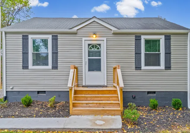 Photo 2 of Single family home for sale at 303 Park Ln, Clarksville, TN 37042 | MLS# 3622116 | Listing updated on 2026-10-20