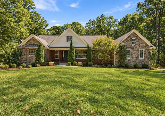 Photo 1 of Single family home for sale at 5751 Pinewood Rd, Franklin, TN 37064 | MLS# 3622006 | Listing updated on 2026-10-29