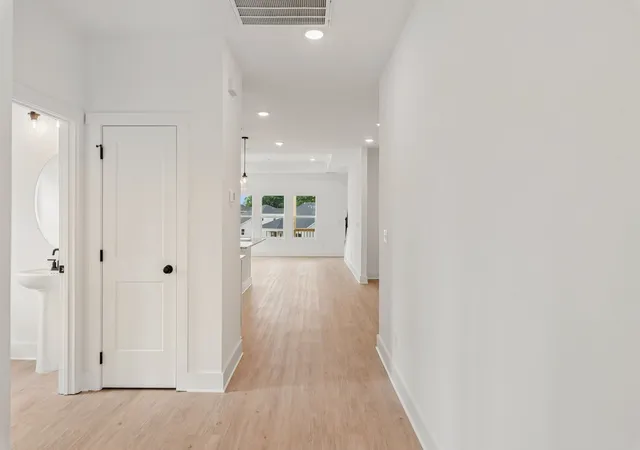 Photo 2 of Single family home for sale at 2972 Sharpstone Dr, Columbia, TN 38401 | MLS# 3621607 | Listing updated on 2026-10-21