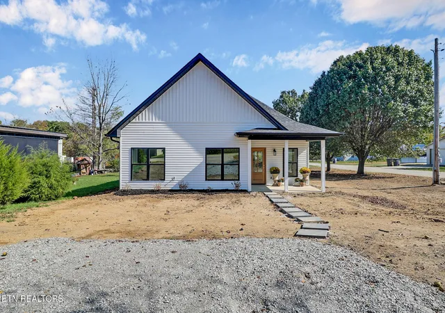 Photo 1 of Single family home for sale at 304 W Stewart Ave, Monterey, TN 38574 | MLS# 3621592 | Listing updated on 2026-10-16