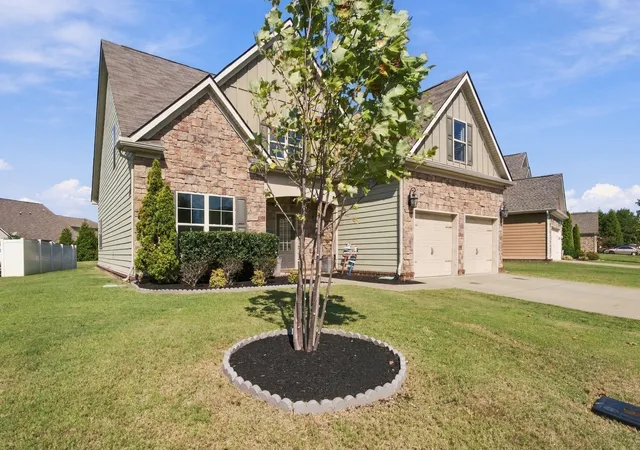 Photo 1 of Single family home for sale at 923 Lunette Dr, Murfreesboro, TN 37128 | MLS# 3621757 | Listing updated on 2026-10-25