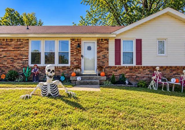 Photo 1 of Single family home for sale at 916 Kenwood Dr, Clarksville, TN 37043 | MLS# 3623801 | Listing updated on 2026-10-21
