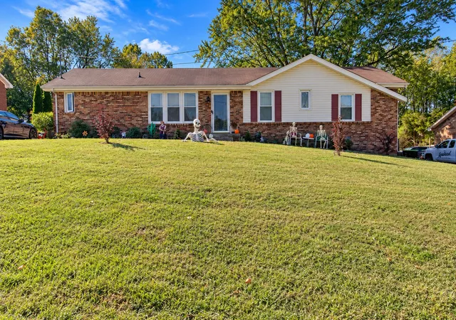 Photo 2 of Single family home for sale at 916 Kenwood Dr, Clarksville, TN 37043 | MLS# 3623801 | Listing updated on 2026-10-21