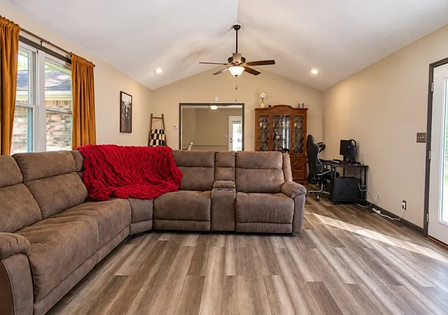 Photo 4 of Single family home for sale at 916 Kenwood Dr, Clarksville, TN 37043 | MLS# 3623801 | Listing updated on 2026-10-21