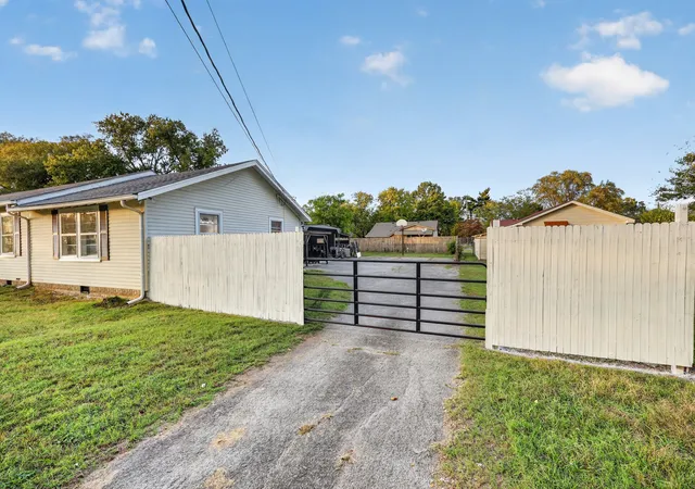 Photo 2 of Single family home for sale at 614 Peachtree St, Murfreesboro, TN 37129 | MLS# 3621935 | Listing updated on 2026-10-28