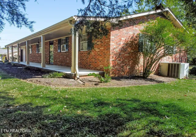 Photo 4 of Single family home for sale at 1370 Russell Ln, Lenoir City, TN 37772 | MLS# 3621953 | Listing updated on 2026-10-22