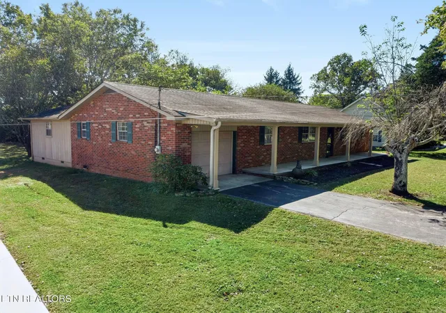 Photo 3 of Single family home for sale at 1370 Russell Ln, Lenoir City, TN 37772 | MLS# 3621953 | Listing updated on 2026-10-22