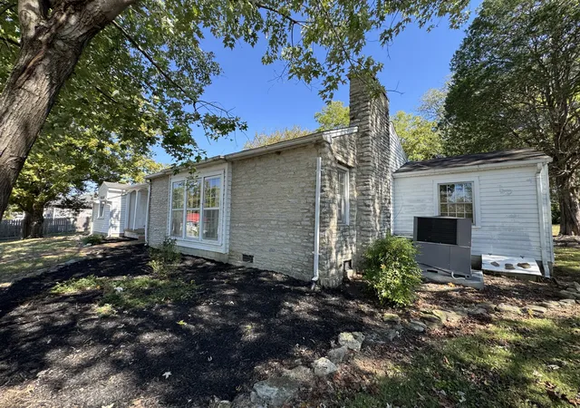 Photo 2 of Single family home for sale at 211 Elm St, Pulaski, TN 38478 | MLS# 3621982 | Listing updated on 2026-10-27
