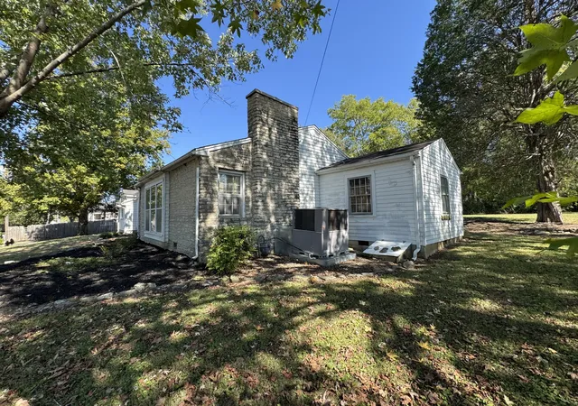 Photo 3 of Single family home for sale at 211 Elm St, Pulaski, TN 38478 | MLS# 3621982 | Listing updated on 2026-10-27