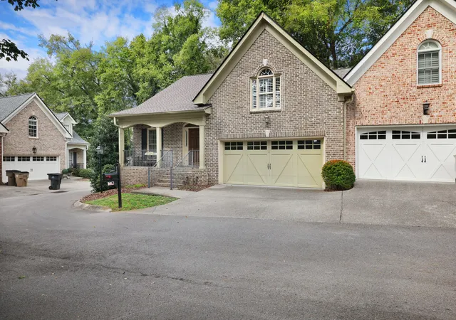 Photo 2 of Townhouse for sale at 131d Woodmont Blvd, Nashville, TN 37205 | MLS# 3622061 | Listing updated on 2026-10-23