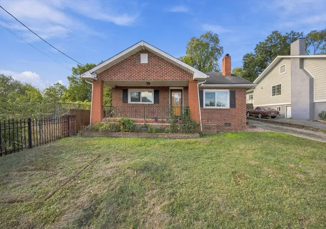 Photo 1 of Single family home for sale at 1906 East 4th St, Chattanooga, TN 37404 | MLS# 3622020 | Listing updated on 2026-10-30