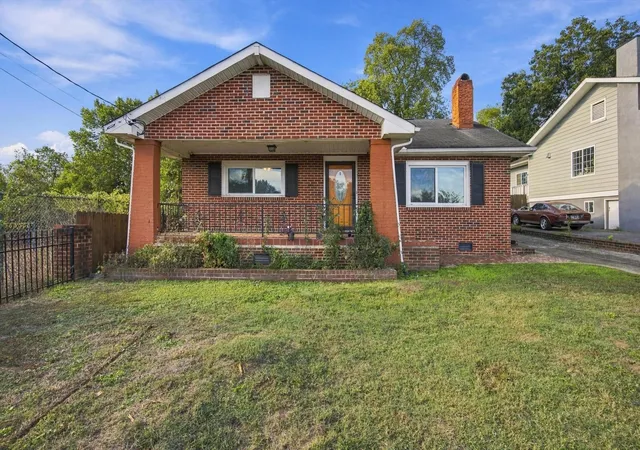 Photo 1 of Single family home for sale at 1906 East 4th St, Chattanooga, TN 37404 | MLS# 3622020 | Listing updated on 2026-10-30