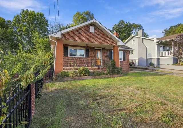 Photo 2 of Single family home for sale at 1906 East 4th St, Chattanooga, TN 37404 | MLS# 3622020 | Listing updated on 2026-10-30