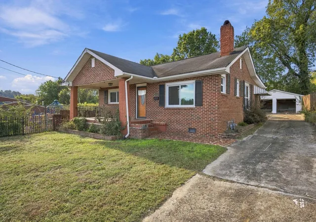Photo 3 of Single family home for sale at 1906 East 4th St, Chattanooga, TN 37404 | MLS# 3622020 | Listing updated on 2026-10-30