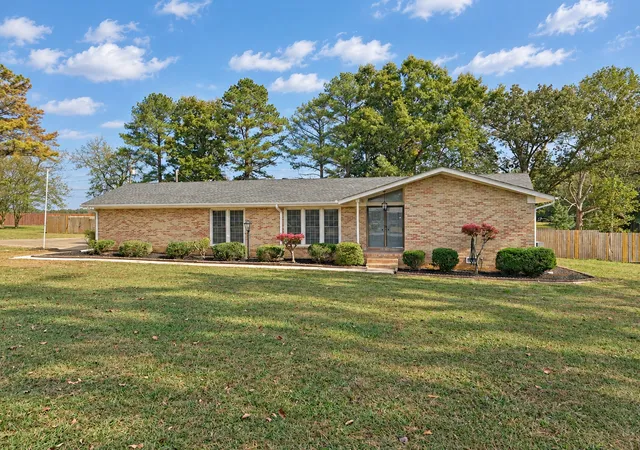 Photo 1 of Single family home for sale at 17 West Rd, Fayetteville, TN 37334 | MLS# 3622039 | Listing updated on 2026-10-22