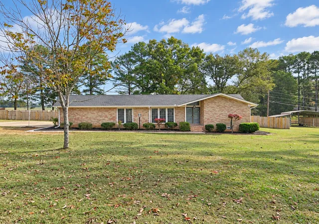 Photo 2 of Single family home for sale at 17 West Rd, Fayetteville, TN 37334 | MLS# 3622039 | Listing updated on 2026-10-22