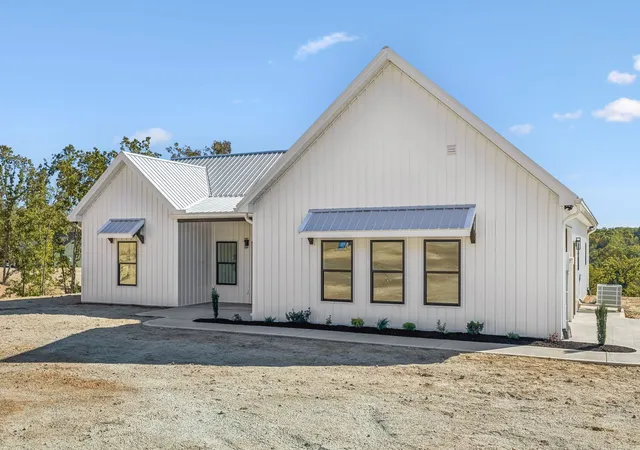 Photo 4 of Single family home for sale at 2485 Highway 438, Centerville, TN 37033 | MLS# 3622891 | Listing updated on 2026-10-27