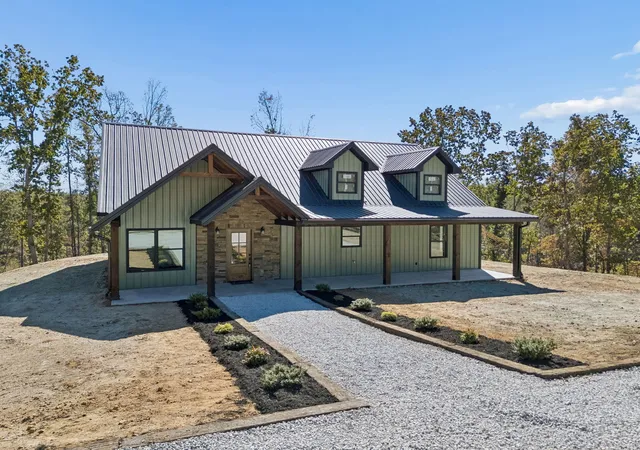 Photo 4 of Single family home for sale at 2471 Highway 438, Centerville, TN 37033 | MLS# 3622894 | Listing updated on 2026-10-27