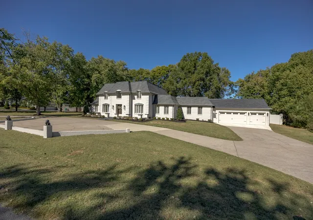 Photo 3 of Single family home for sale at 110 Poplar St, Franklin, TN 37064 | MLS# 3623351 | Listing updated on 2026-10-30