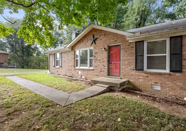 Photo 1 of Single family home for sale at 420 Parker Dr, Clarksville, TN 37042 | MLS# 3622480 | Listing updated on 2026-10-23